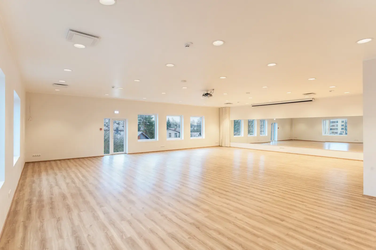 Suur saal: tühi saal, parkett ja aknad